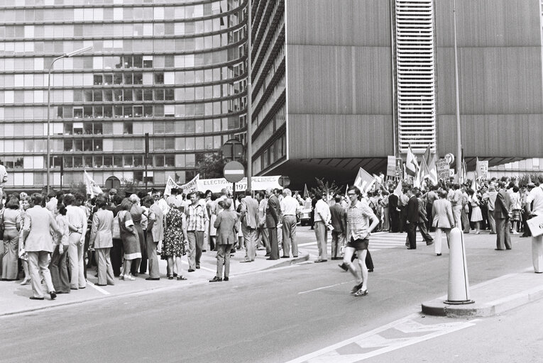 Fotografie 13: Demonstration in support of European elections outside a meeting of the European Council in Brussels