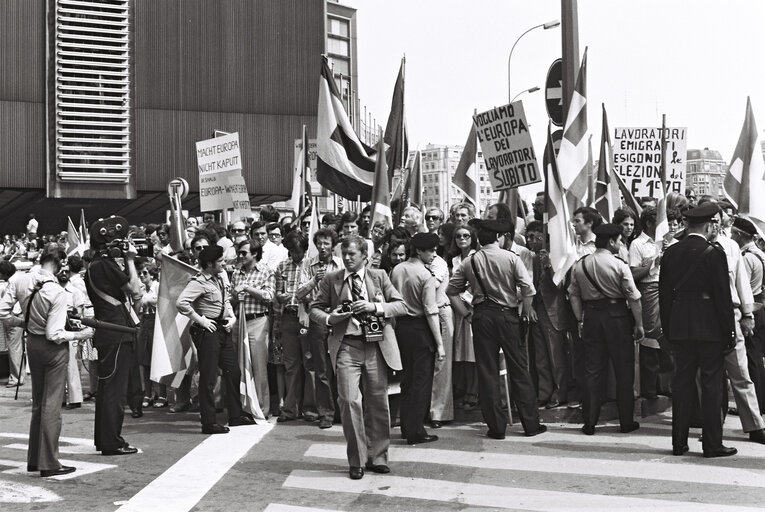 Fotografie 14: Demonstration in support of European elections outside a meeting of the European Council in Brussels