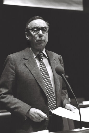 Fotografia 7: The MEP Michel DEBRE during a session in Strasbourg in March 1980.