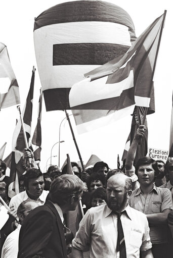 Fotografie 15: Demonstration in support of European elections outside a meeting of the European Council in Brussels