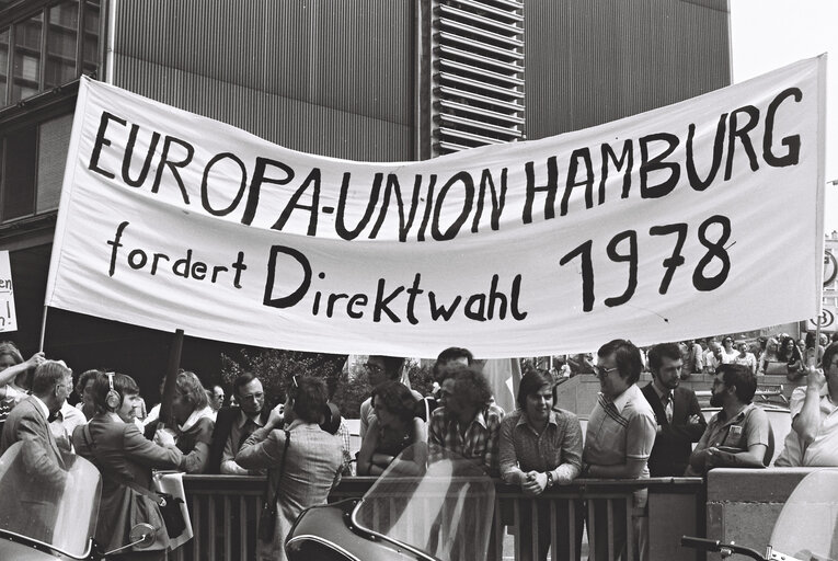 Fotografie 16: Demonstration in support of European elections outside a meeting of the European Council in Brussels