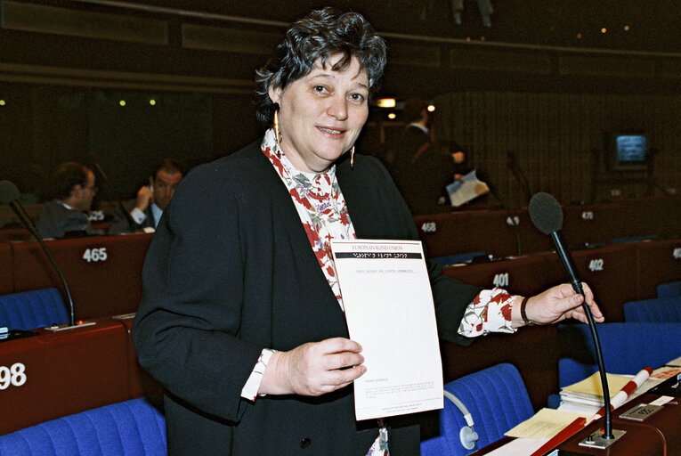 Fotogrāfija 22: MEP with a EP document in braille.