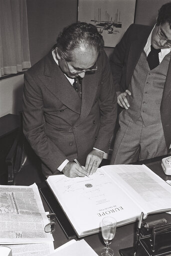 Fotografie 1: Emilio COLOMBO, EP President, receives an issue of the book Europe - A quest for Unity, in Strasbourg