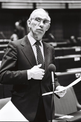 Fotografie 16: The MEP Fernand DELMOTTE during a session in Strasbourg in April 1980.