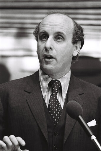 Fotografija 7: Portraits of Etienne DAVIGNON in the plenary session of February 1977