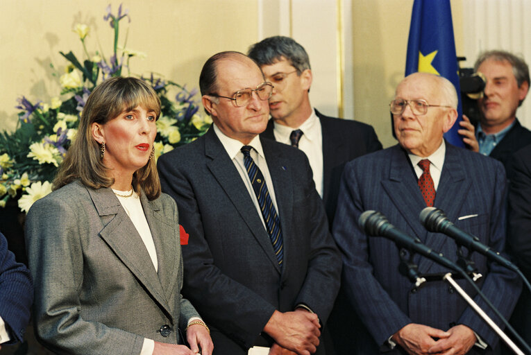 Fotografia 7: Presentation of European flags to Luxembourg mayors by EP President