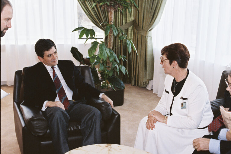 Fotogrāfija 17: EP President meets with the sister of Terry ANDERSON, a US Journalist who was taken hostage in Lebanon.