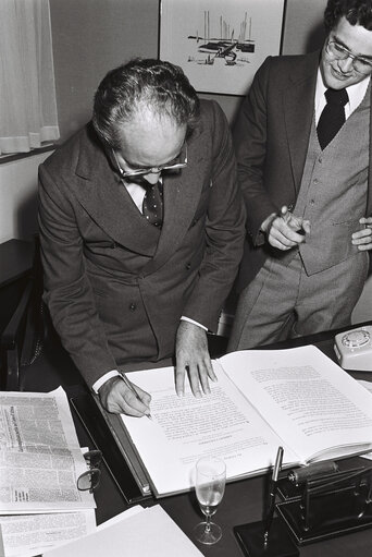 Fotografie 5: Emilio COLOMBO, EP President, receives an issue of the book Europe - A quest for Unity, in Strasbourg