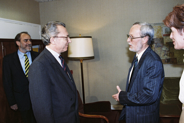 Photo 7 : Visit of the West- German Chancellor and of the first democratically elected Prime Minsiter of East Germany to the EP.