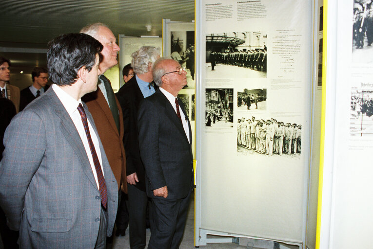 Φωτογραφία 3: Yitzhak RABIN, Prime Minister of the State of Israel, visiting an exhibition