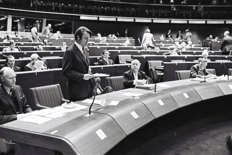 Снимка 7: United Kingdom Secretary of State David OWEN succeeding to the Council Presidency after the death of the predecessor.