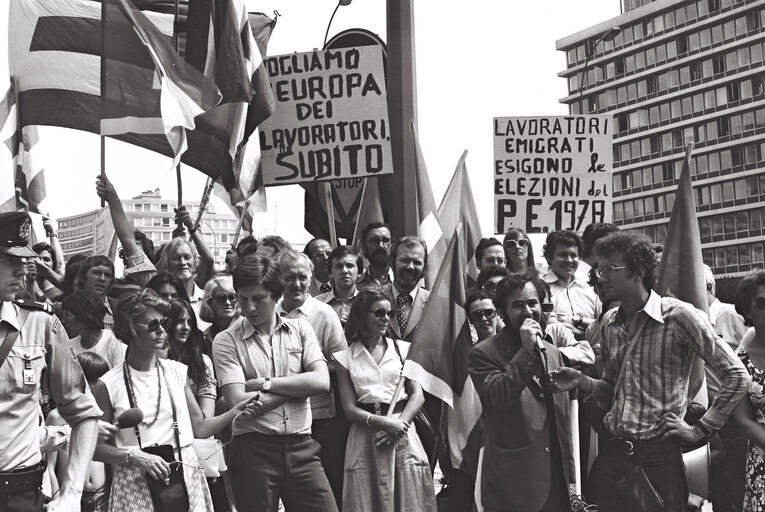 Fotografie 1: Demonstration in support of European elections outside a meeting of the European Council in Brussels