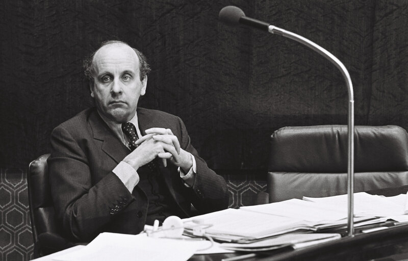 Fotografie 3: Portraits of Etienne DAVIGNON in the plenary session of February 1977