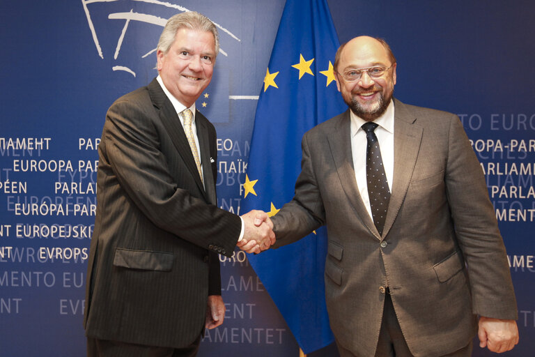 Foto 2: EP President meets with the ambassador of Costa Rica