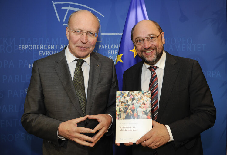 Φωτογραφία 2: Andrew Duff handing over latest publication of the Spinelli Group; A Fundamental Law of the European Union