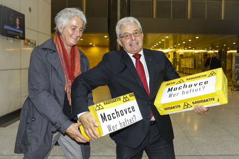 Foto 6: Handing over of a petition from Austrian petitioners calling for a common European liability insurance scheme of nuclear power plants amounting to 400 billion euros each nuclear reactor.