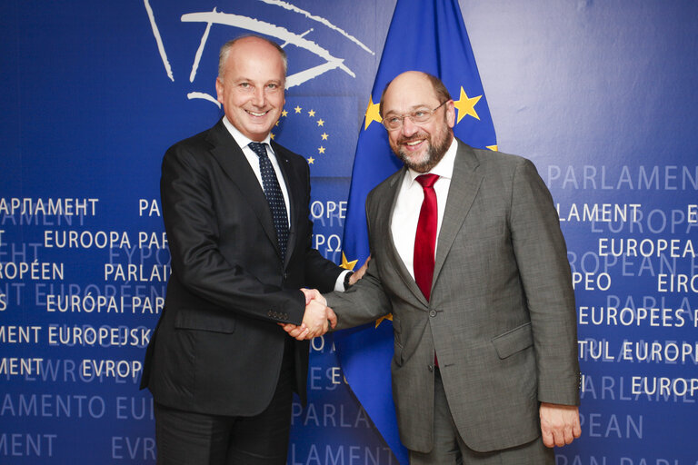 Foto 2: EP President Martin SCHULZ hands over invitation MEP Salvatore Iacolino