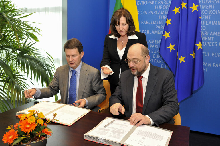 Fotografie 15: LEX signing with the Lithuanian Vice-Minister for European Affairs