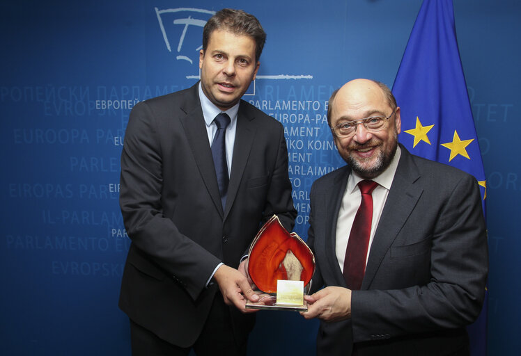 Fotografie 3: ECR MEP Miroslaw PIOTROWSKI handing over Superflame