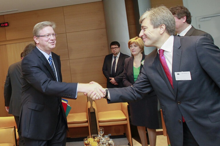 Foto 10: Commissioner FULE meets Romanian Prime Minister Lurie LEANCA