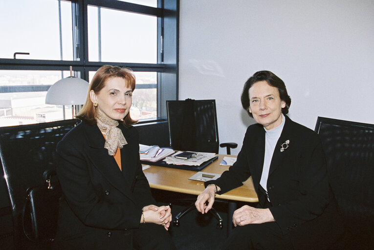 Foto 2: MEP Catherine LALUMIERE meets with Ms POPA in Strasbourg