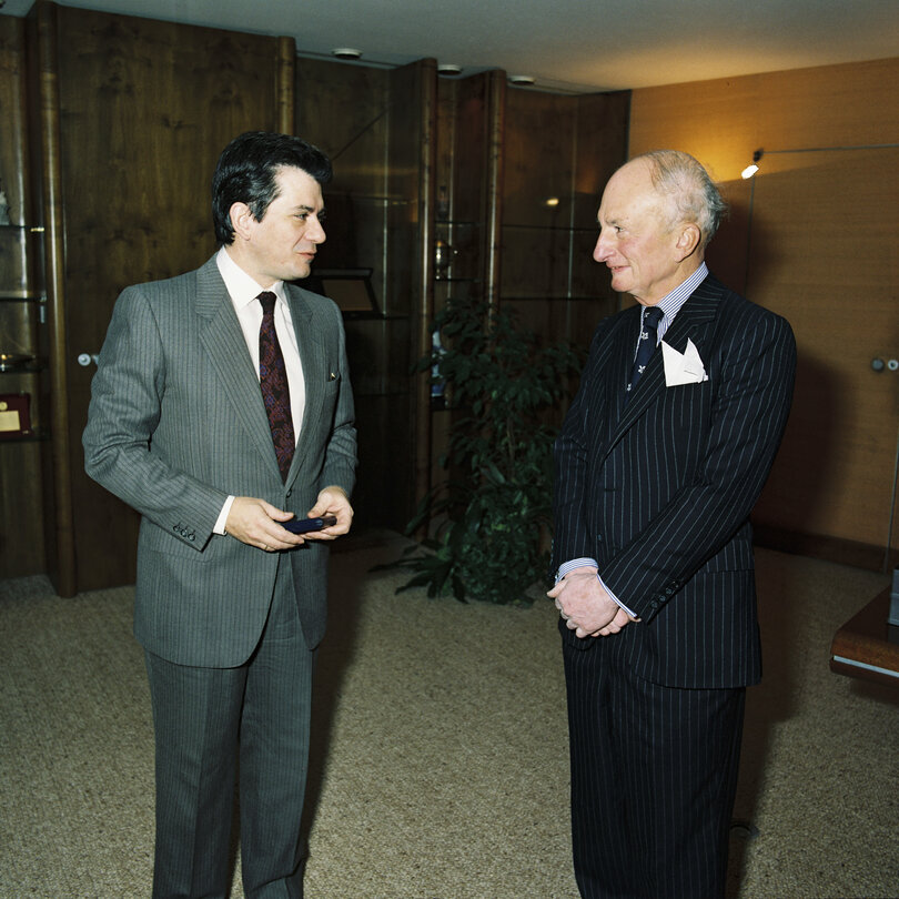 EP President, Enrique BARON CRESPO gives a medal to Mr Hunt in the presence of Secretary General