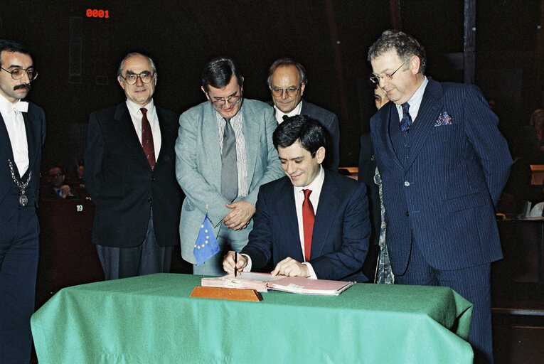 Foto 6: Signature of the 1990 budget of the Union