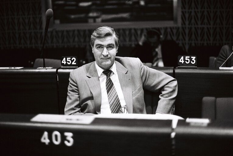 Foto 8: The MEP Konrad SCHON during a session in Strasbourg in November 1979.