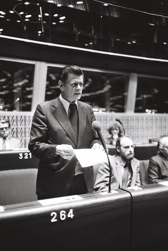 Fotografi 3: The MEP Georges Louis FRISCHMANN during a session in the hemicycle of Strasbourg in November 1979.