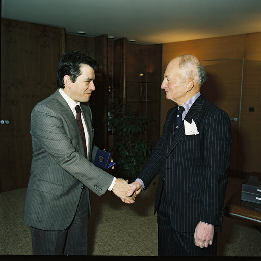 EP President, Enrique BARON CRESPO gives a medal to Mr Hunt in the presence of Secretary General