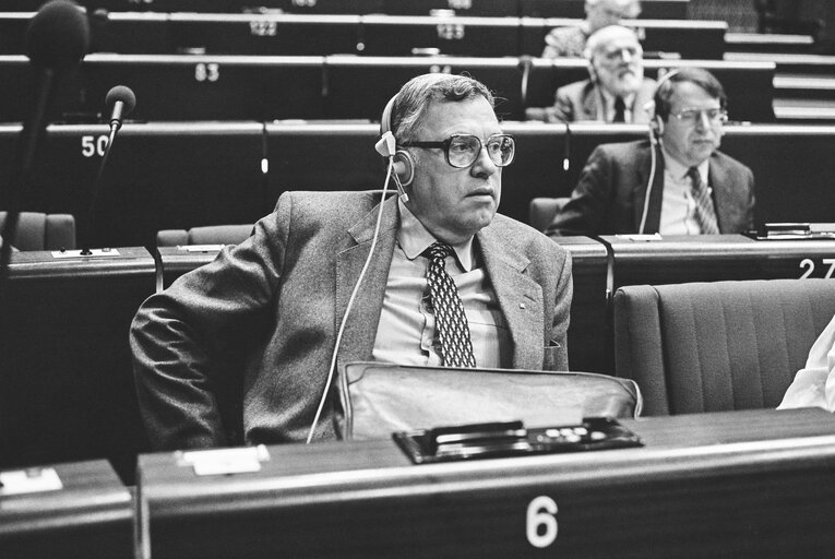 Fotografi 36: MEP Rudi ARNDT during a session in Strasbourg in March 1984.