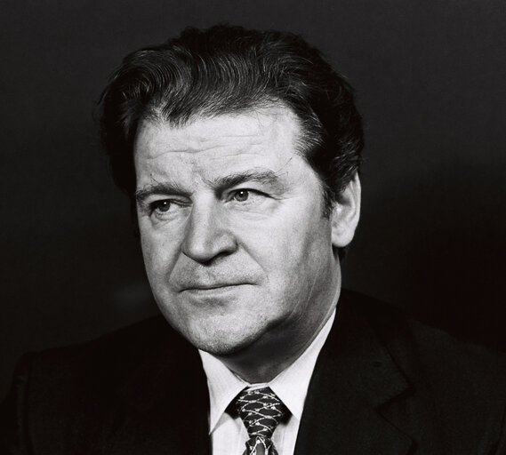 Foto 12: Portrait of the MEP Michel DEBATISSE in September 1979.