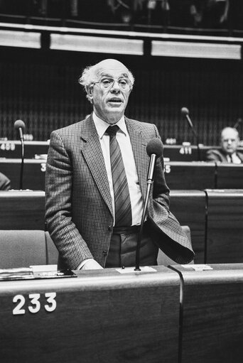 Fotografi 49: The MEP  Isidor W. FRUH during a session in Strasbourg in March 1984.