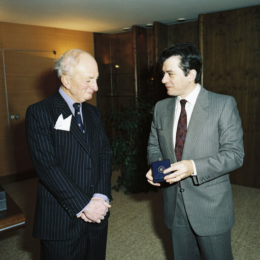 EP President, Enrique BARON CRESPO gives a medal to Mr Hunt in the presence of Secretary General