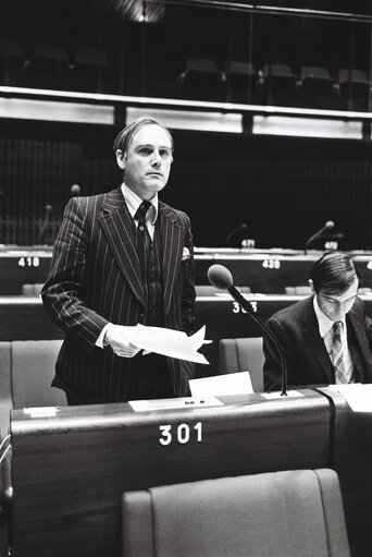 Fotografi 8: The MEP Robert J. MORELAND during a session in the hemicycle of Strasbourg in November 1979.