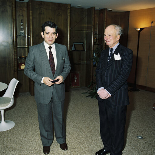 EP President, Enrique BARON CRESPO gives a medal to Mr Hunt in the presence of Secretary General