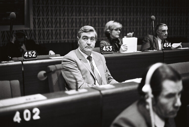 Fotografie 7: The MEP Konrad SCHON during a session in Strasbourg in November 1979.