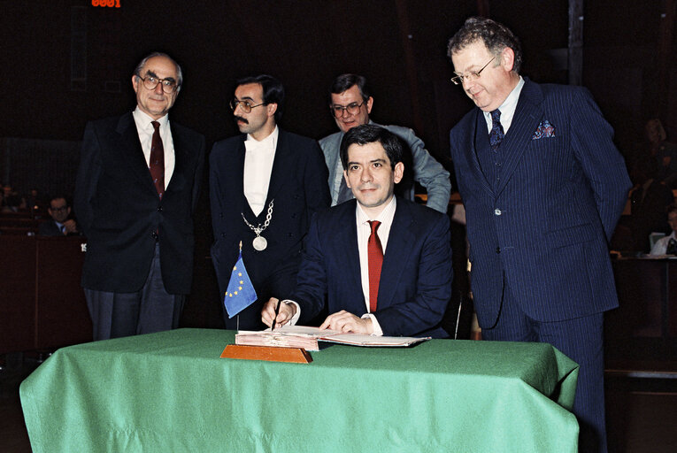 Снимка 4: Signature of the 1990 budget of the Union