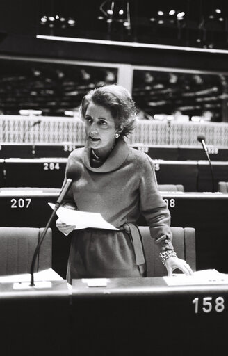 Fotografi 6: The MEP Maria Fabrizia BADUEL GLORIOSO during a session in the hemicycle of Strasbourg in November 1979.