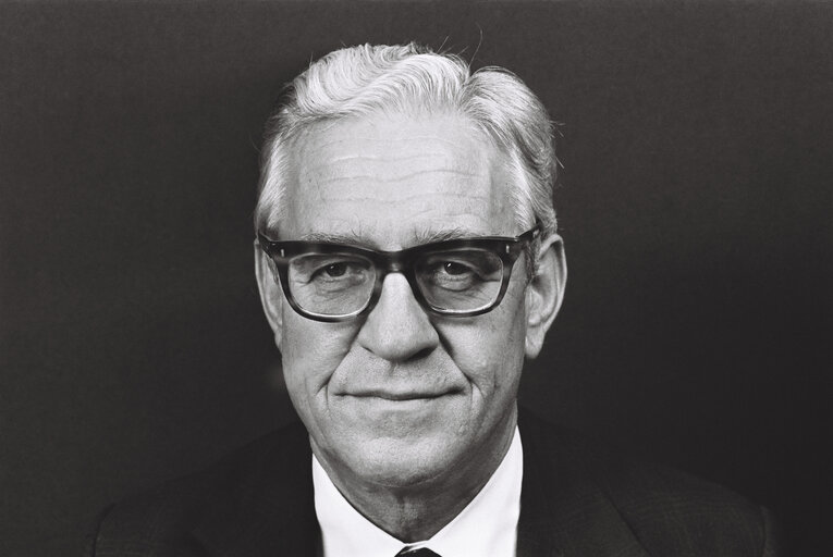 Foto 10: Portrait of the MEP Madron Richard SELIGMAN in September 1979.