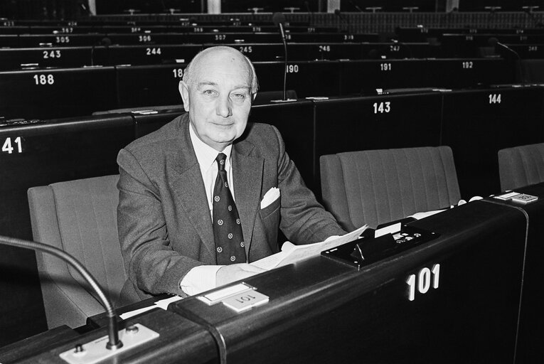 Fotografi 29: MEP Peter BEAZLEY during a session in Strasbourg in March 1984.