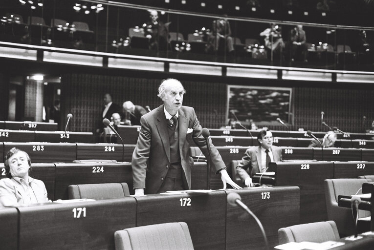 Foto 10: The MEP Michael GALLAGHER during a session in Strasbourg in November 1979.