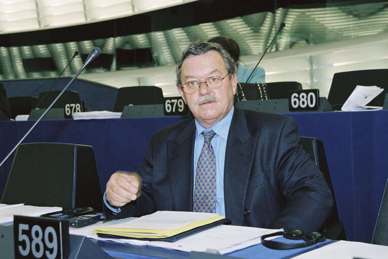 Zdjęcie 1: MEP Gerhard HAGER in Plenary Session in Strasbourg in March 2001