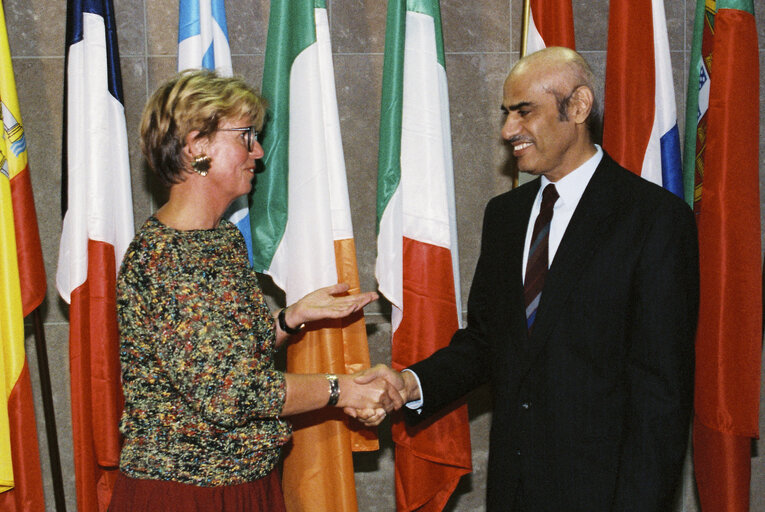 Foto 32: Visit of an official from Kuwait to the EP in Brussels in October 1990