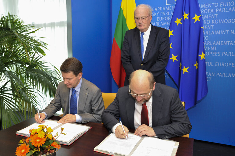 Photo 8 : LEX signing with the Lithuanian Vice-Minister for European Affairs