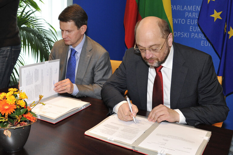 Zdjęcie 3: LEX signing with the Lithuanian Vice-Minister for European Affairs