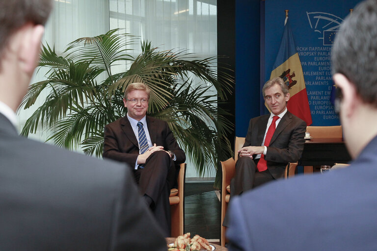 Foto 1: Commissioner FULE meets Romanian Prime Minister Lurie LEANCA