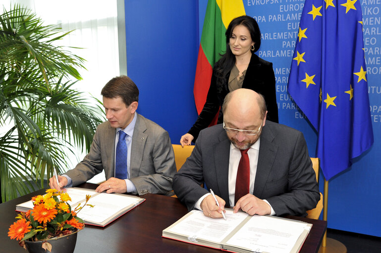 Fotografi 10: LEX signing with the Lithuanian Vice-Minister for European Affairs