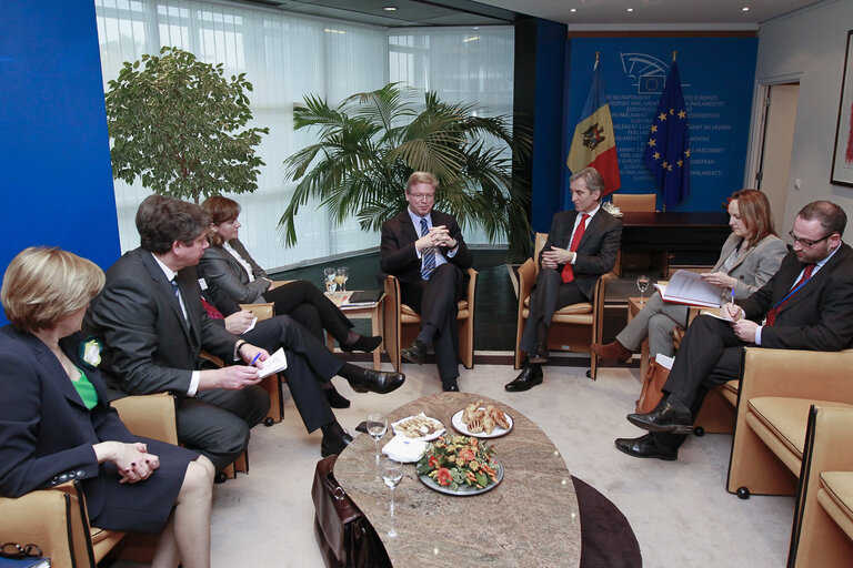 Foto 2: Commissioner FULE meets Romanian Prime Minister Lurie LEANCA