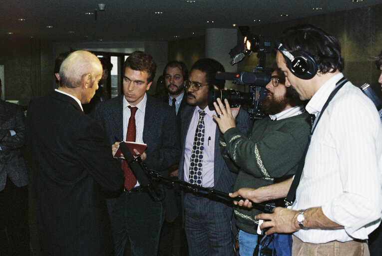 Foto 38: Visit of an official from Kuwait to the EP in Brussels in October 1990